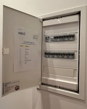 Neu installierter Sicherungskasten mit Verteilungsprotokoll von ADA Elektro – Elektroinstallation nach ÖVE-Norm in Wien