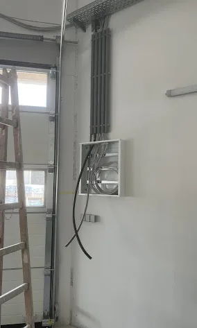 Elektrische Hauptverteilung mit Kabelführung – Gewerbe-Elektroinstallation durch Elektriker-Meisterbetrieb ADA Elektro Wien