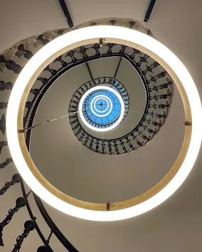 Moderne LED-Lichtinstallation im Stiegenhaus eines Wiener Altbaus – ausgeführt von ADA Elektro, Elektrofachbetrieb Wien