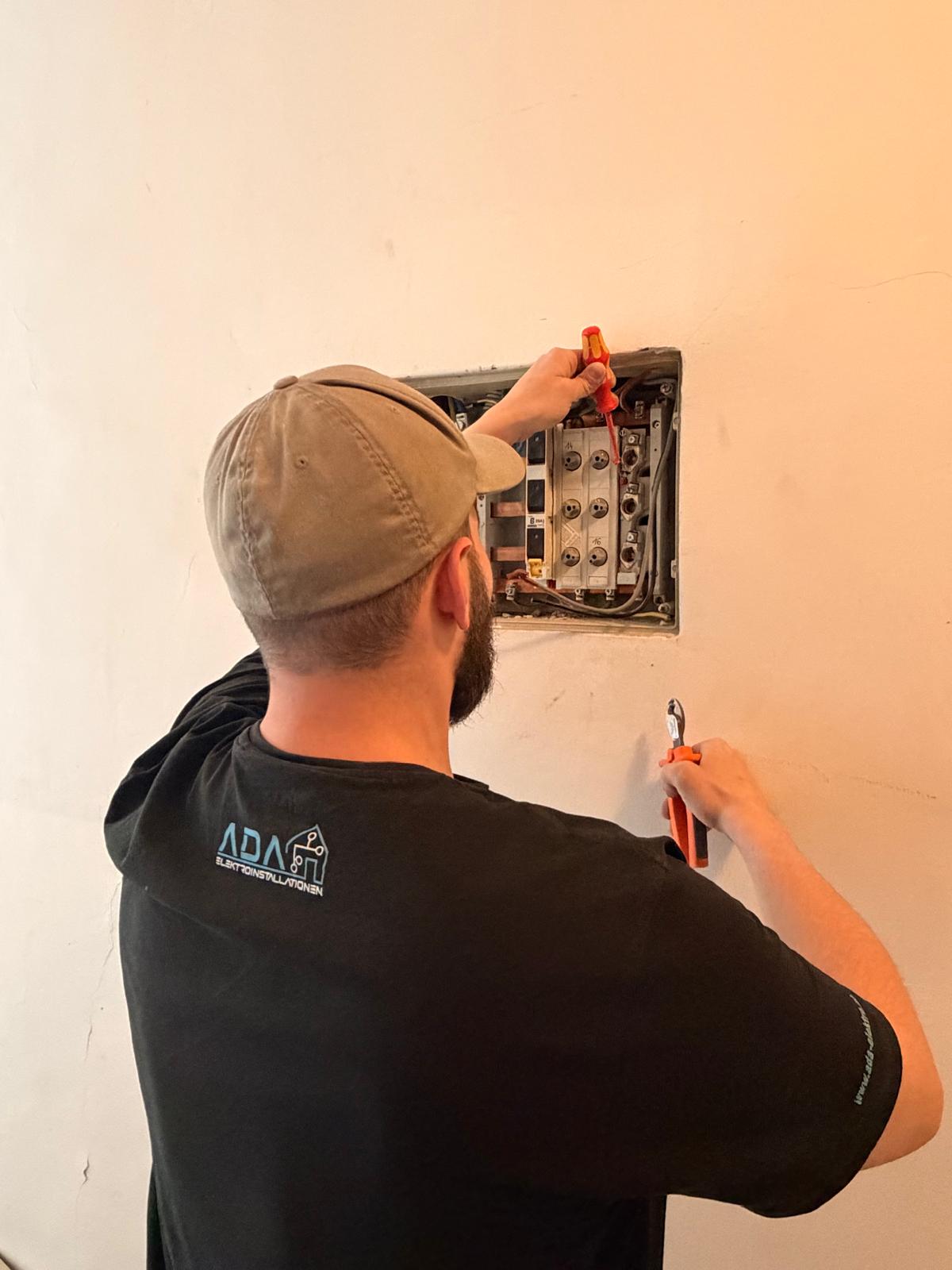 ADA Elektro im Einsatz – Servicewagen und Arbeiten in Wien – Bild 2