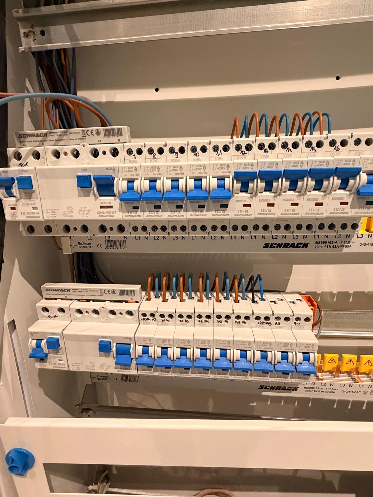 ADA Elektro im Einsatz – Servicewagen und Arbeiten in Wien – Bild 5