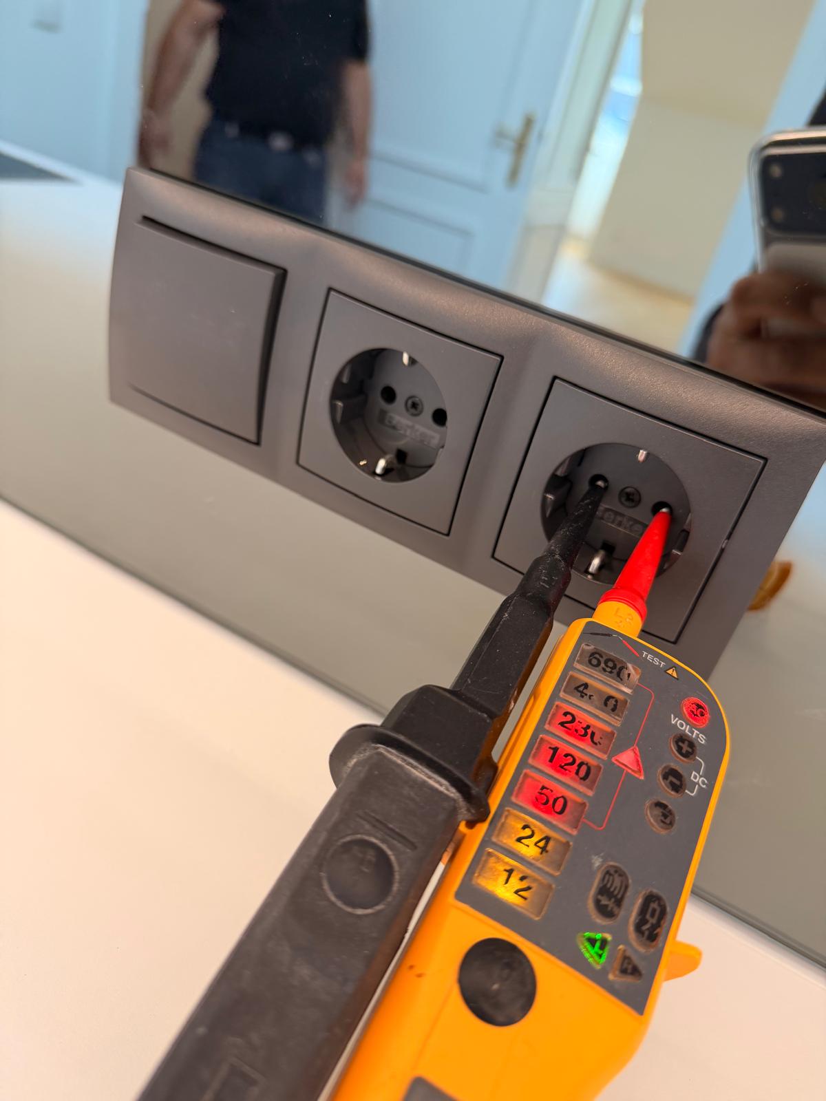 ADA Elektro im Einsatz – Servicewagen und Arbeiten in Wien – Bild 8